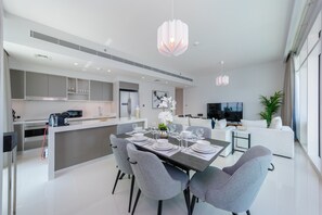 ลักซ์ชัวรี่อพาร์ทเมนท์, 3 ห้องนอน, ปลอดบุหรี่, วิวทะเล | ห้องรับประทานอาหาร