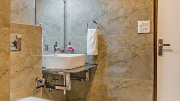 Shower, rainfall showerhead, free toiletries, bidet