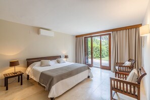 8 slaapkamers, een strijkplank/strijkijzer, reisbedje, gratis wifi