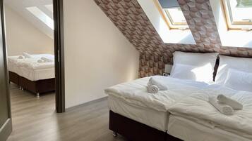 Deluxe-huone | Tallelokero huoneessa, äänieristys, ilmainen Wi-Fi, vuodevaatteet