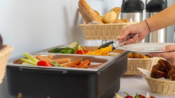 Una mesa de buffet con diferentes opciones de comida y cestas.