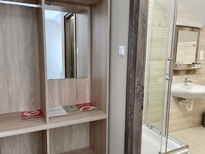 In-room safe, soundproofing, free WiFi, bed sheets - Budapest Airport Eprespark Hotel (Vecsés)
