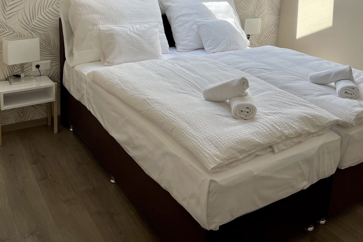 In-room safe, soundproofing, free WiFi, bed sheets