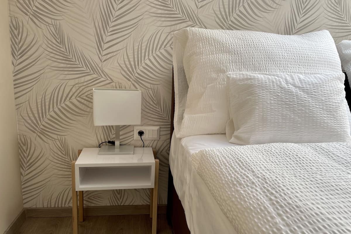 In-room safe, soundproofing, free WiFi, bed sheets