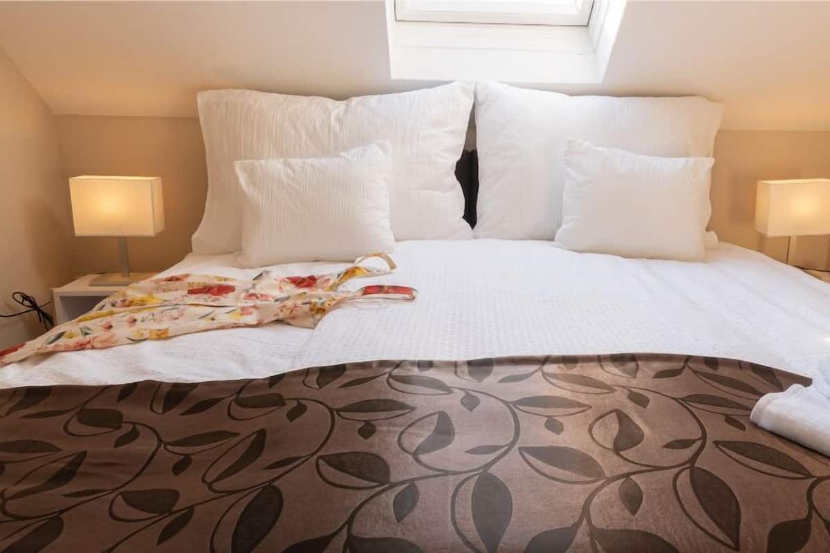 Standard Double or Twin Room | In-room safe, soundproofing, free WiFi, bed sheets