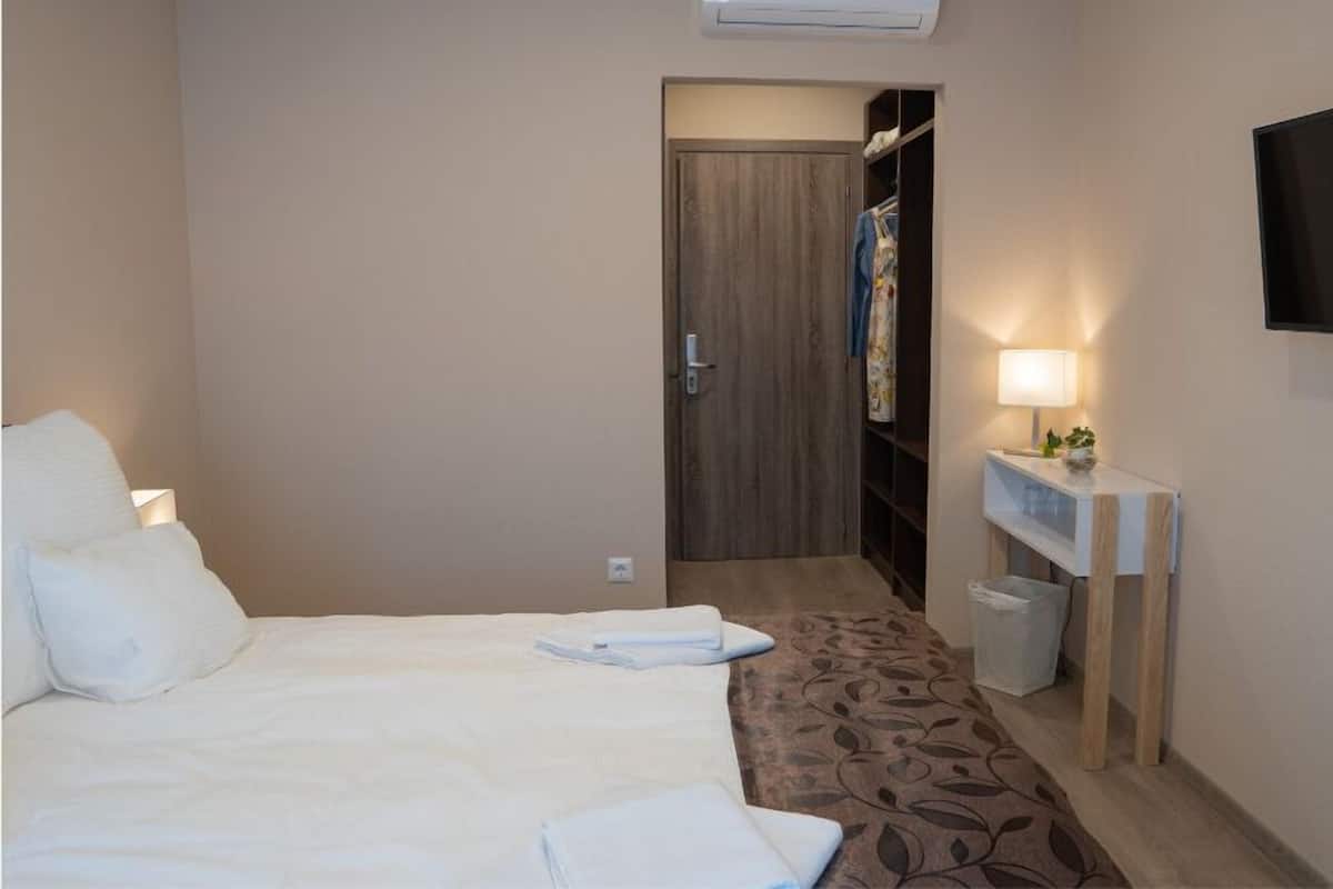 In-room safe, soundproofing, free WiFi, bed sheets