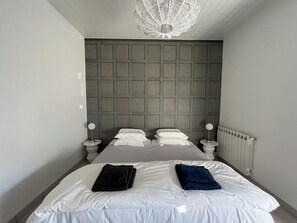 2 chambres, bureau, fer et planche à repasser, lit parapluie