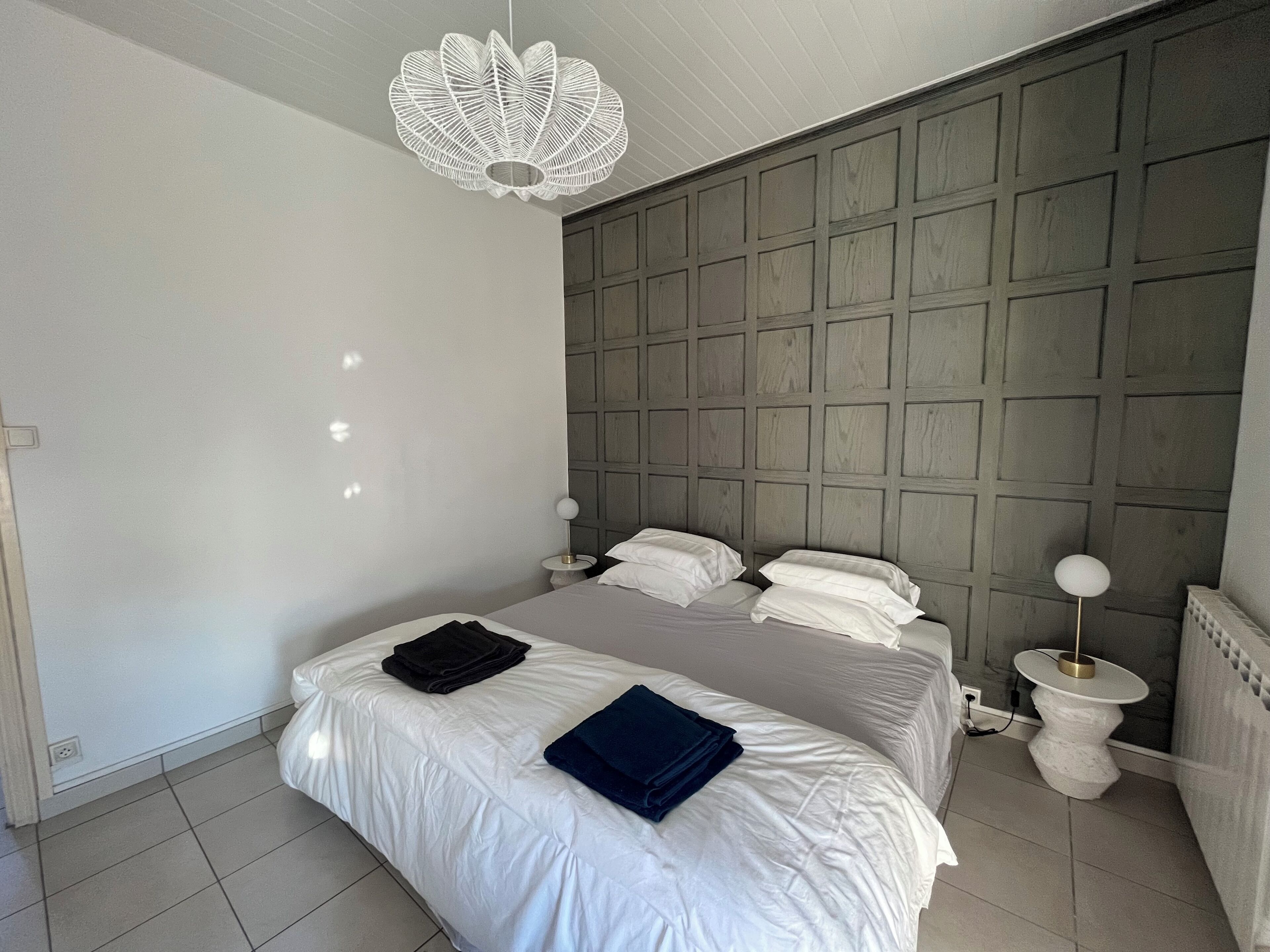 2 makuuhuonetta, työpöytä, silitysrauta/-lauta, vauvan matkasänky