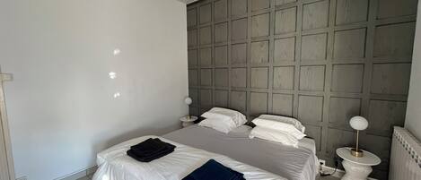 2 makuuhuonetta, työpöytä, silitysrauta/-lauta, vauvan matkasänky