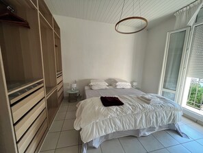 2 chambres, bureau, fer et planche à repasser, lit parapluie