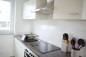 Kühlschrank, Ofen, Herdplatte, Wasserkocher mit Kaffee-/Teezubehör