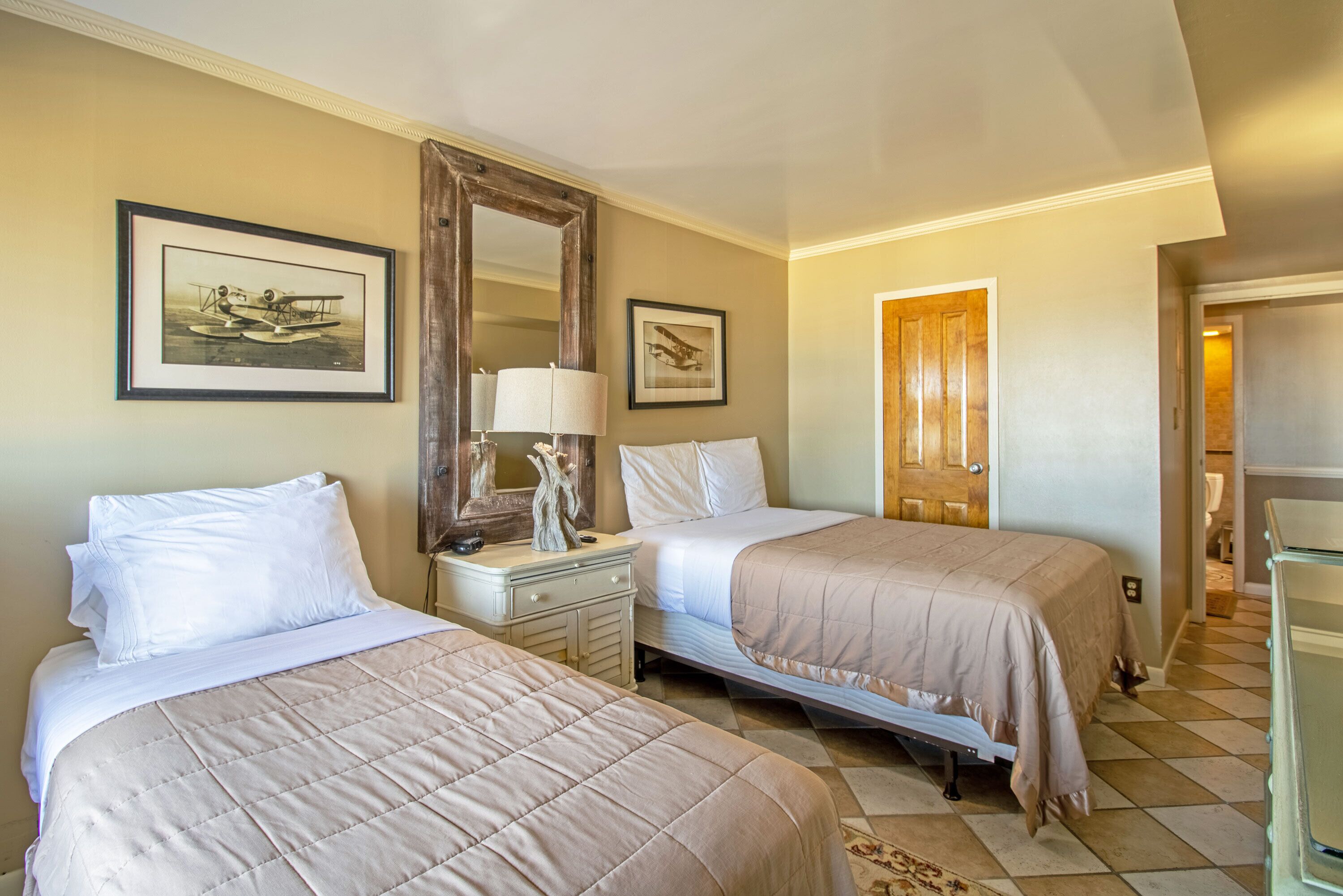 Oceanfront views, Full Kitchen, Prime Location!