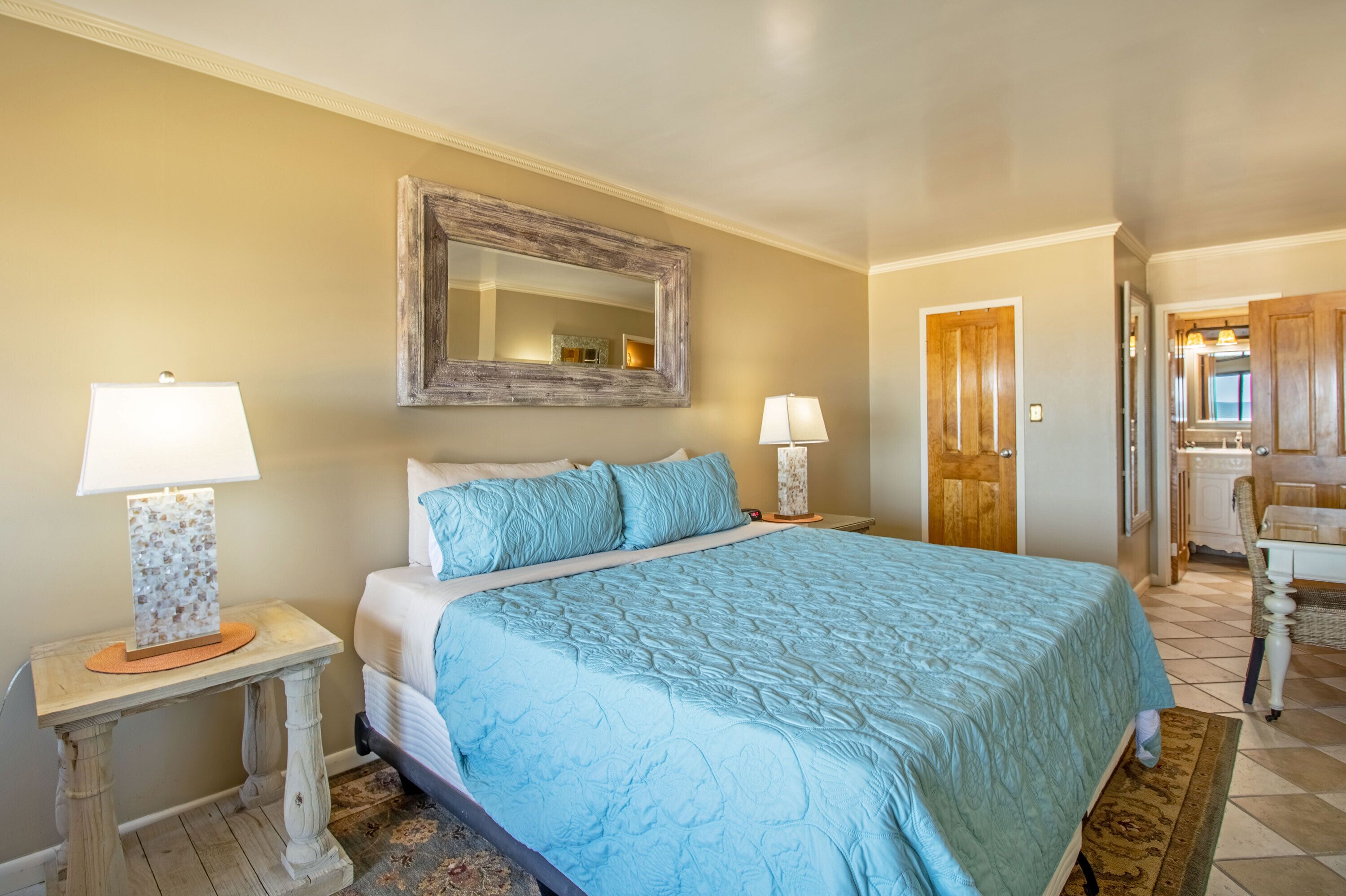 Oceanfront views, Full Kitchen, Prime Location!