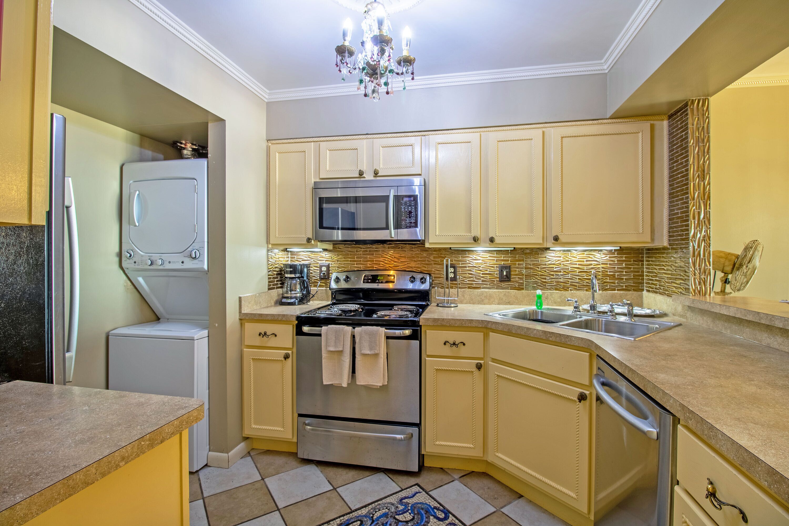 Oceanfront views, Full Kitchen, Prime Location!