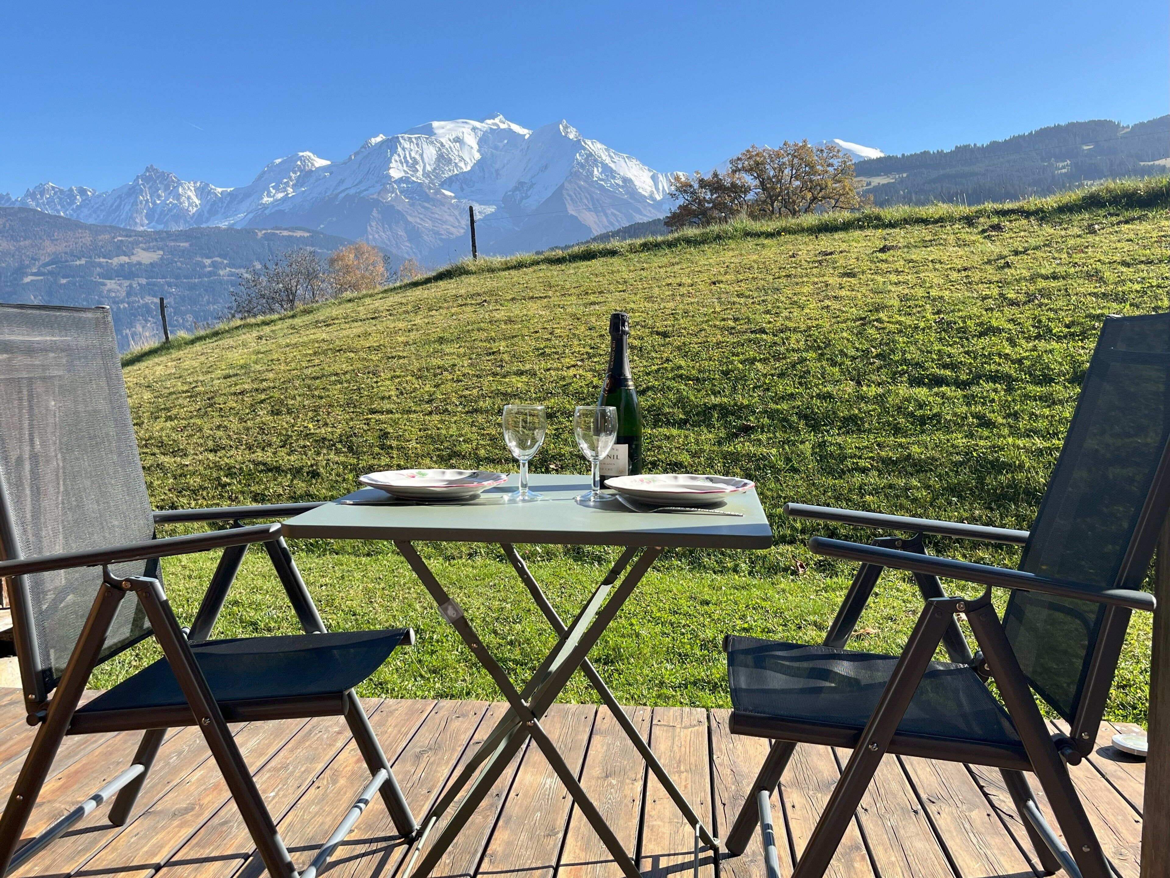 Terrasse vue Mt-Blanc avec mobilier de jardin permettant la prise de repas