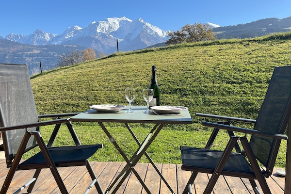 Terrasse vue Mt-Blanc avec mobilier de jardin permettant la prise de repas
