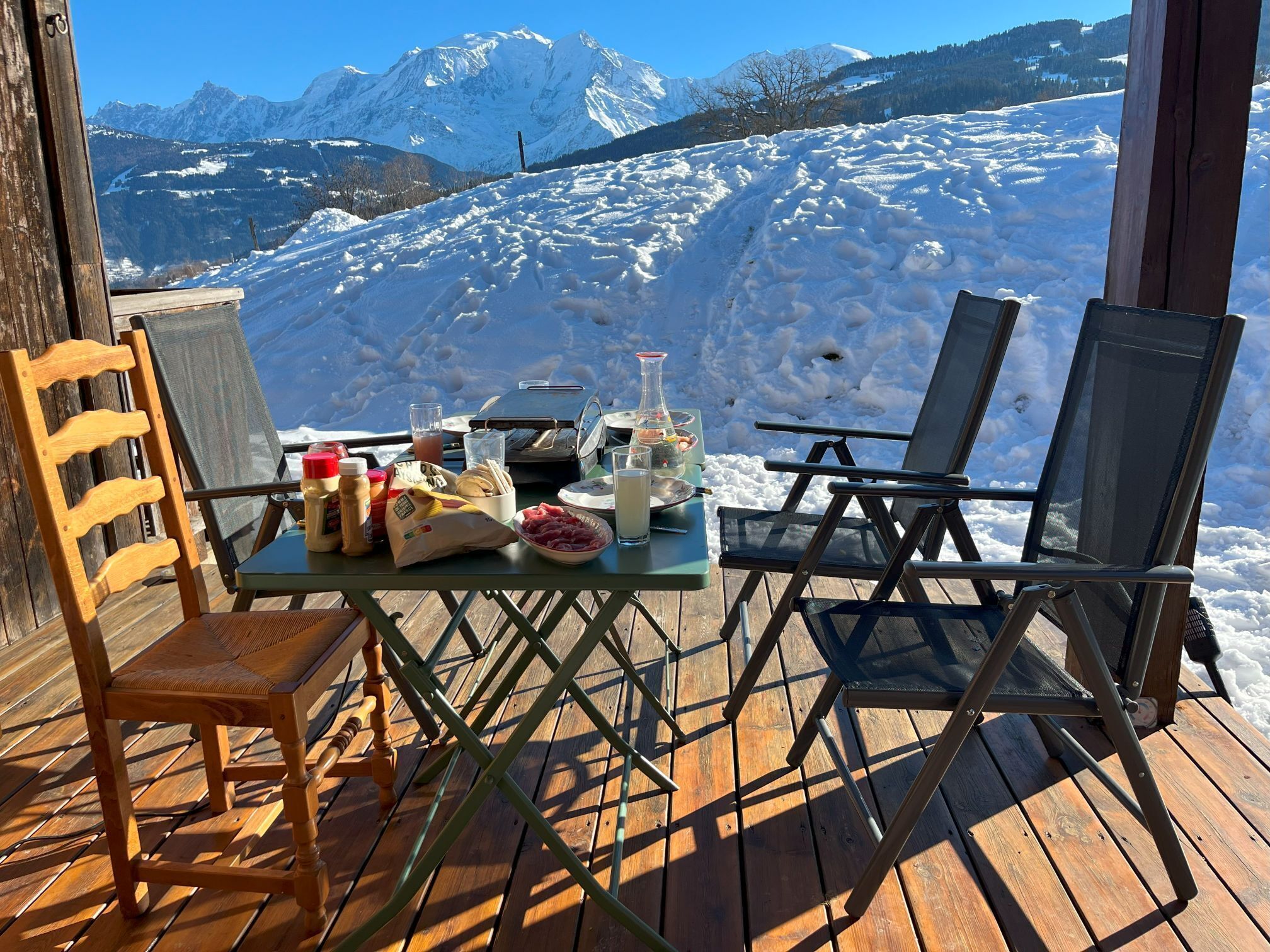 Pierrade sur la terrasse ensoleillée à Noël
