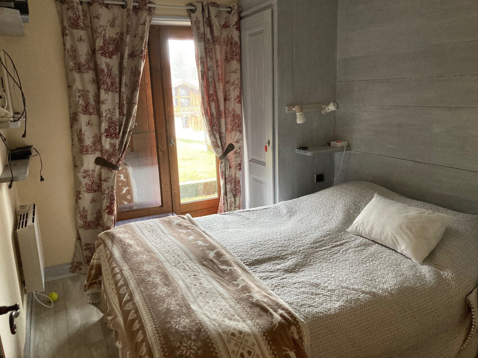 Chambre à coucher avec terrasse et vue sur les Aravis