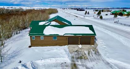 Mountain Views, spacious and Newly built, Dog Friendly, Wi-Fi, A/C and Garage- Willow Creek Hideaway