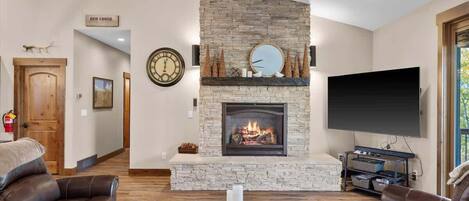 Una Smart TV, una chimenea, un reproductor de DVD, libros