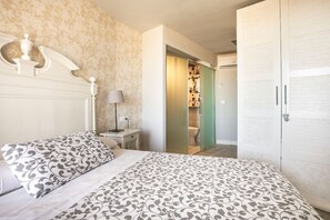 2 soverom, skrivebord, strykejern/-brett og reiseseng for barn