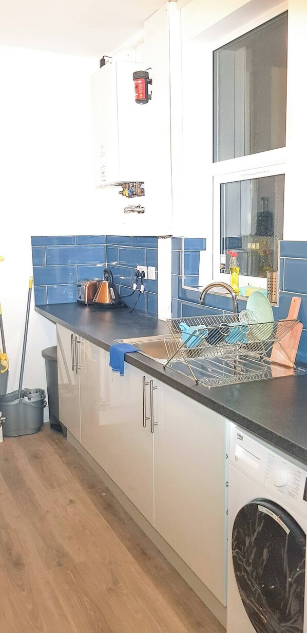 Fridge, microwave, cookware/dishes/utensils - Kunda House Bearwood (Smethwick)