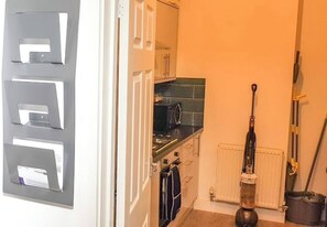 Kühlschrank, Mikrowelle, Kochgeschirr/Geschirr/Besteck