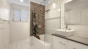 Combined shower/bathtub