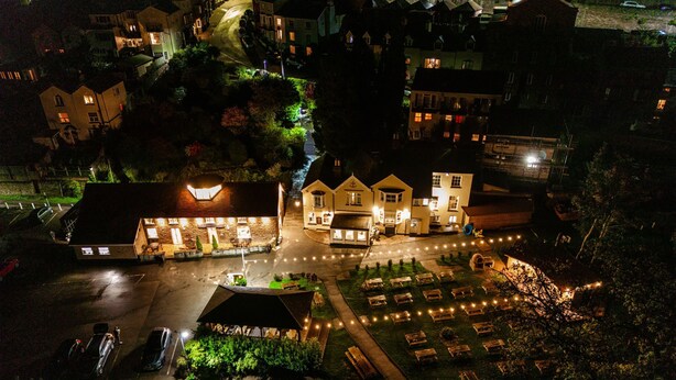 A hotel with a central courtyard, multiple guest rooms, and a parking area. - The Hope & Anchor (Ross-on-Wye)