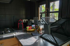 Een koelkast, een microgolfoven, een oven, een kookplaat