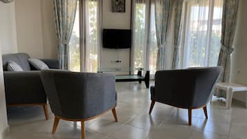 Condo estándar, 2 habitaciones, vista al jardín | Área de sala de estar | Televisión LCD de 32 pulgadas con canales vía satélite