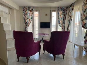 Standard Condo, 2 Bedrooms, Garden View | Living area