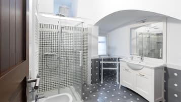 Villa | Bathroom | Shower, hair dryer, bidet, towels
