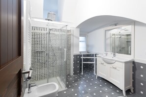 Villa | Bathroom | Shower, hair dryer, bidet, towels - Villa Marangi by Wonderful Italy (Noci)