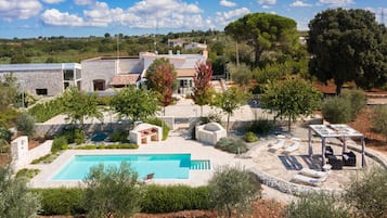 Kolam renang outdoor musiman