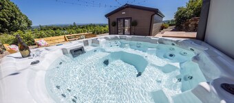 A cottage that sleeps 12 guests in 6 bedrooms