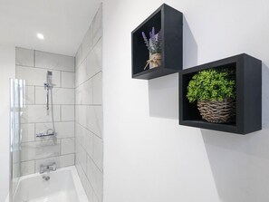 Een haardroger, handdoeken, zeep, toiletpapier