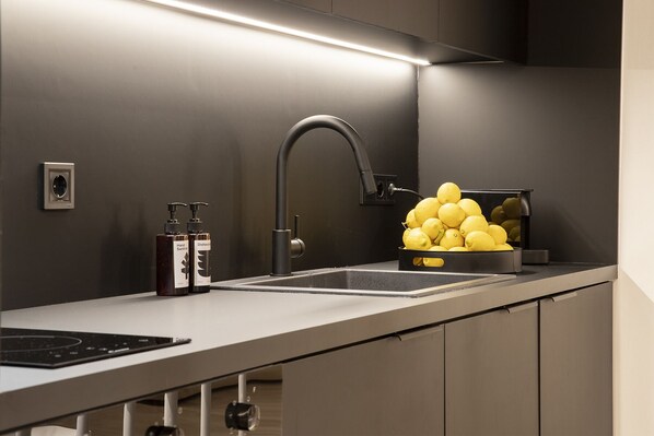 Kühlschrank, Ofen, Toaster, Kochgeschirr/Geschirr/Besteck