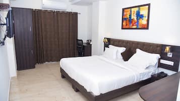 Room | 1 bedroom, desk, soundproofing, iron/ironing board
