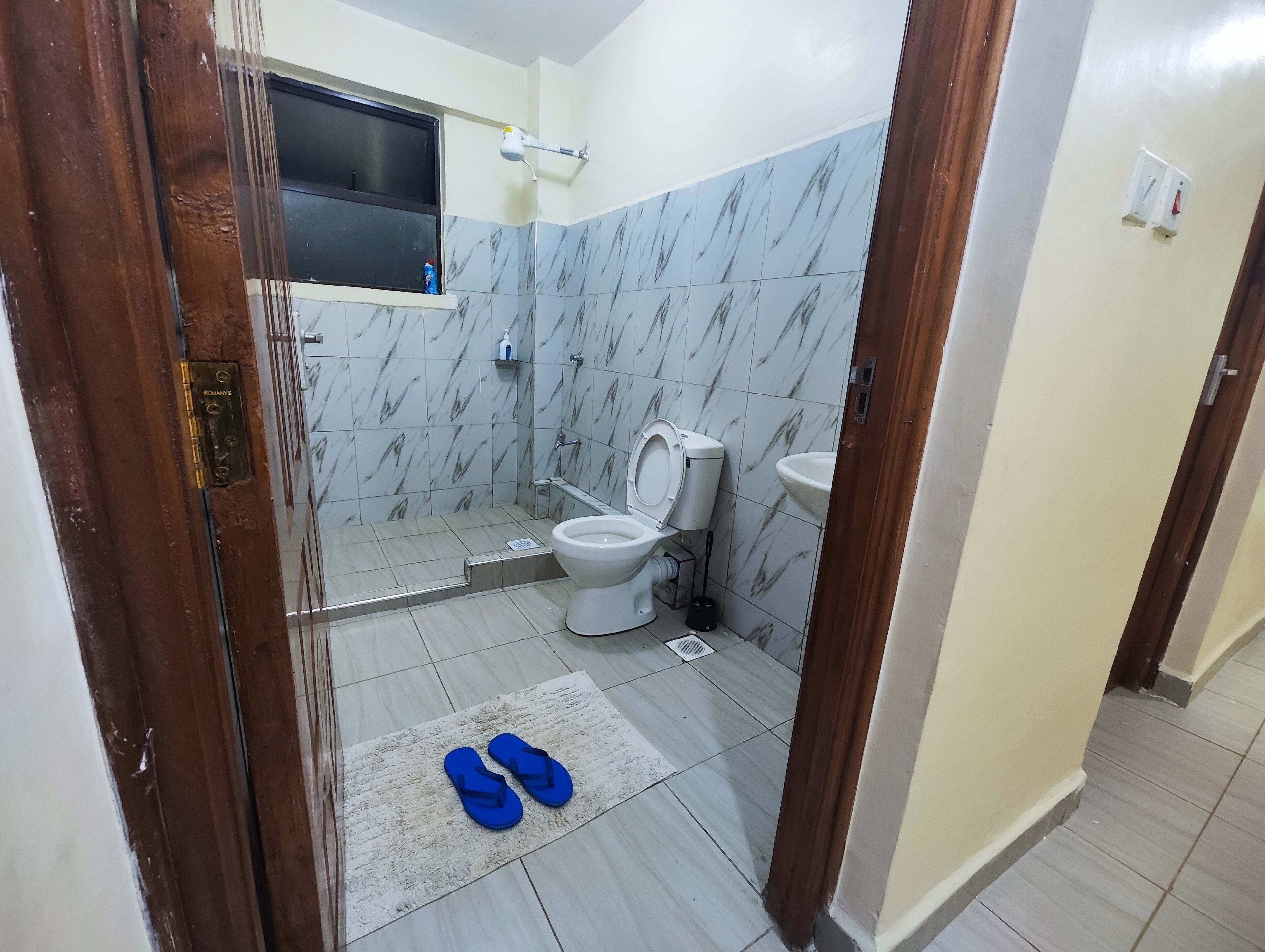 Dusch, handdukar, tvål och toalettpapper