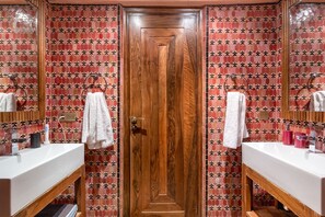 Towels, soap, shampoo, toilet paper