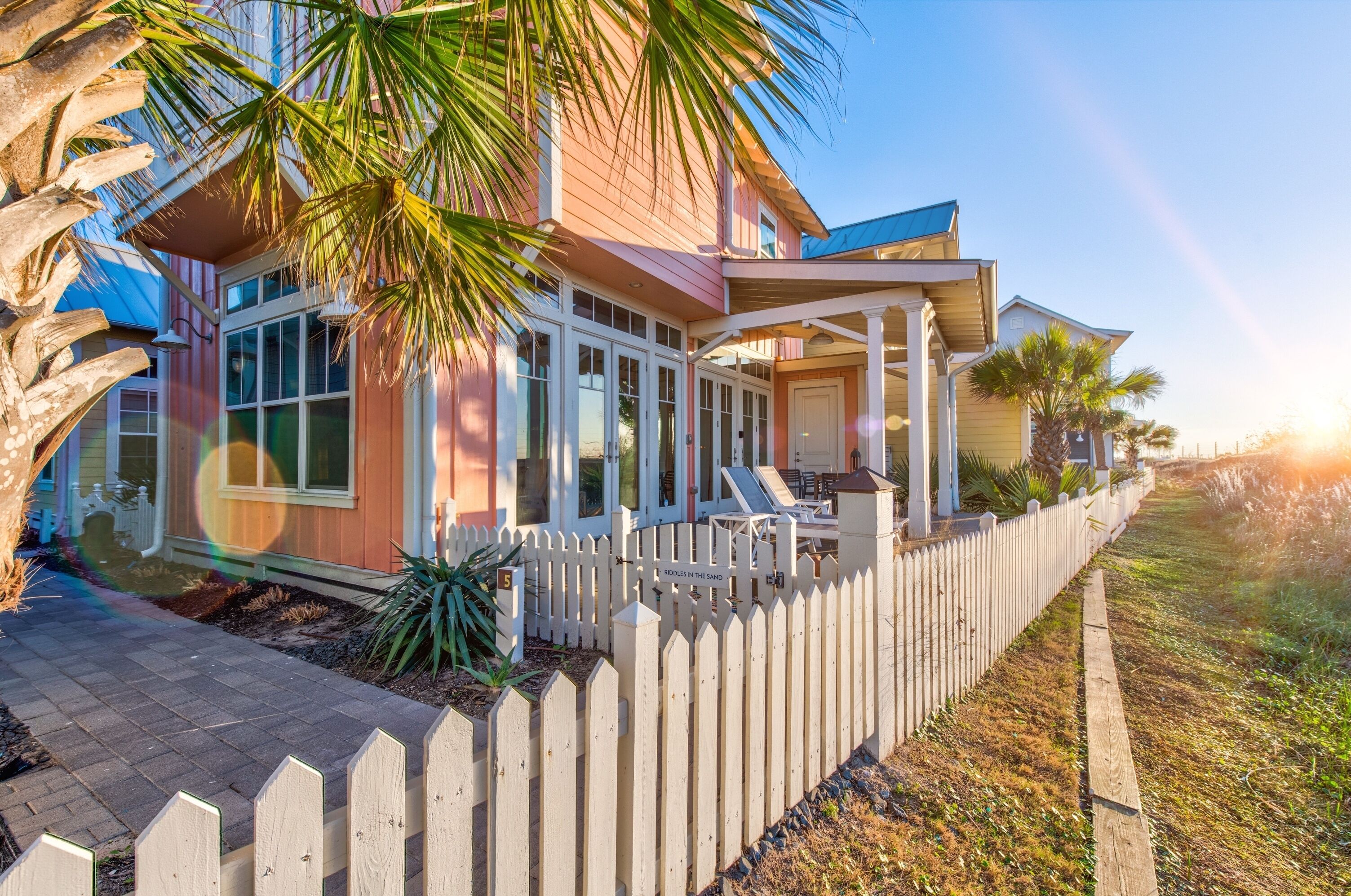 SBC5 Vibrant cabin with coffee bar and pool access