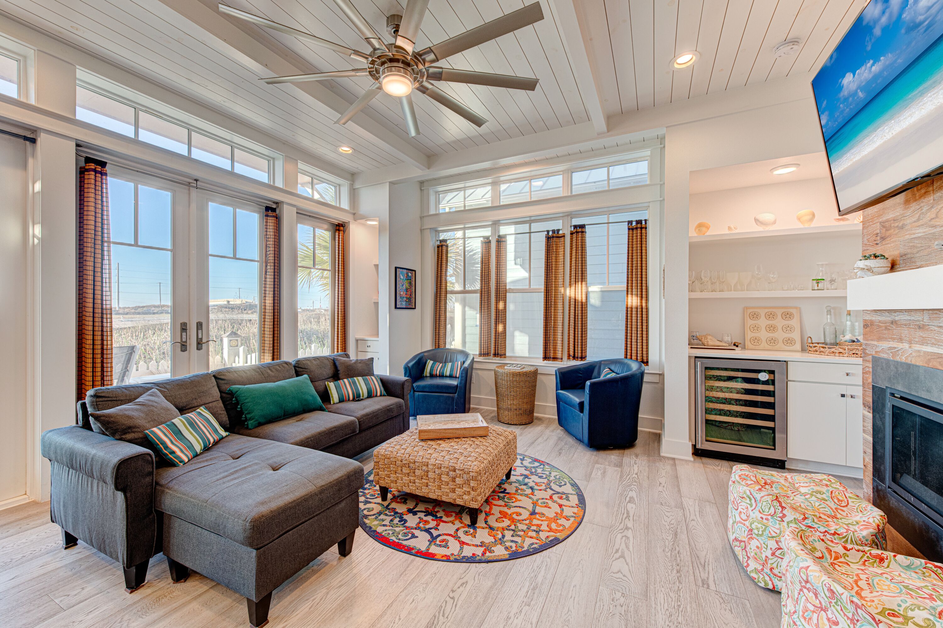 SBC5 Vibrant cabin with coffee bar and pool access