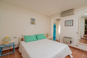 4 makuuhuonetta, silitysrauta/-lauta, vuodevaatteet