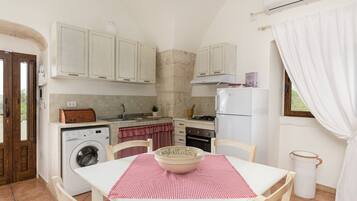 Réfrigérateur, four, cafetiÚre/bouilloire, bouilloire électrique