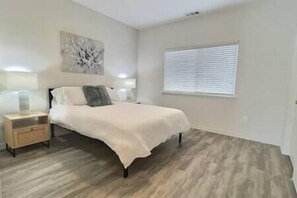 2 habitaciones, tabla de planchar con plancha, wifi y ropa de cama 