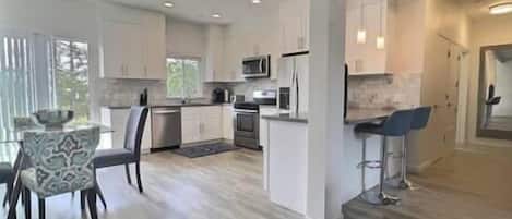 Geladeira, micro-ondas, fogão, cooktop