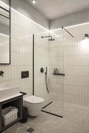 Douche, sèche-cheveux, bidet, serviettes fournies