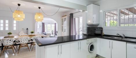 ثلاجة، ميكروويف، فرن، غسالة أطباق