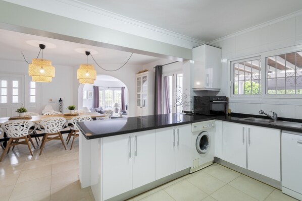 Een koelkast, een microgolfoven, een oven, een vaatwasser